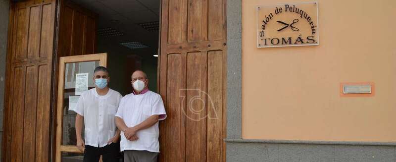 Tomás Sosa, junto a su hijo Oliver, en la puerta de la histórica peluquería de San Juan/TA.
